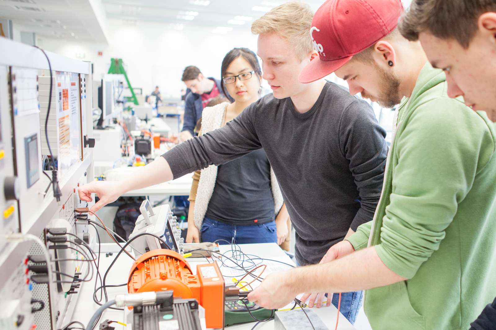 Studierende arbeiten mit Elektronik